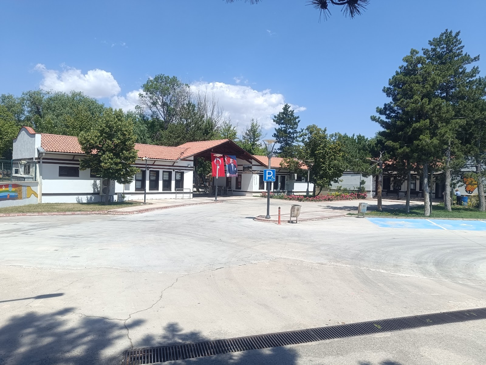 Park girişindeki kafe ve tesis binaları